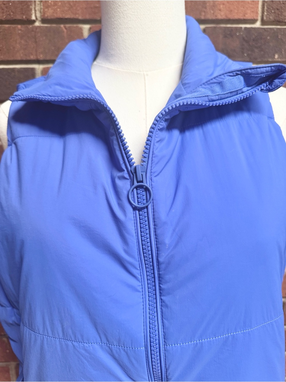 Vuori Bright Iris Canyon Insulated Vest Size Medium - Picture 3 of 12